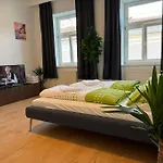 Relax Auf Der Terrasse In Wien